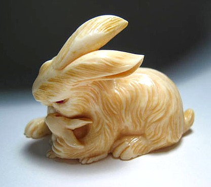 Нэцкэ Зайчиха с зайчонком