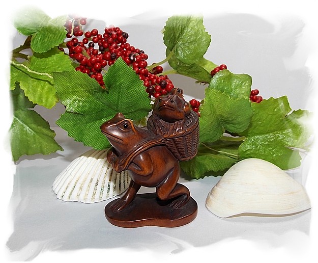 японская старинная нецка Лягушка с корзиной, кипарис, 1930-е гг