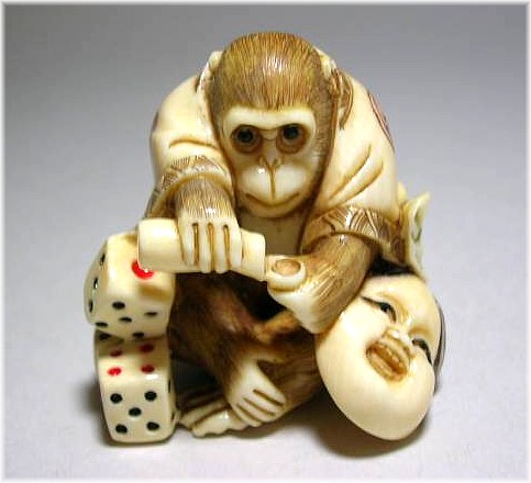 японская нэцкэ Обезьянка с бутылочкой сакэ