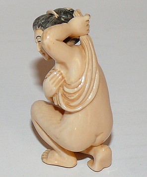 японская нецке Женщина с полотенцем, 1950-е гг., слоновая кость