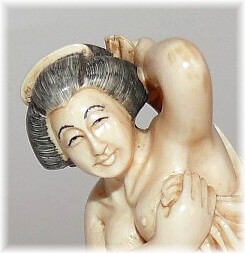 японская нецке Женщина с полотенцем, 1950-е гг., слоновая кость