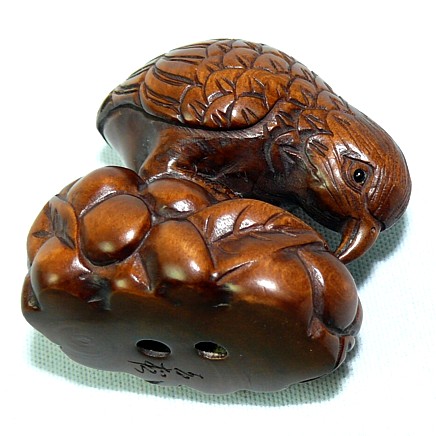 японская подписная нэцкэ из кипариса