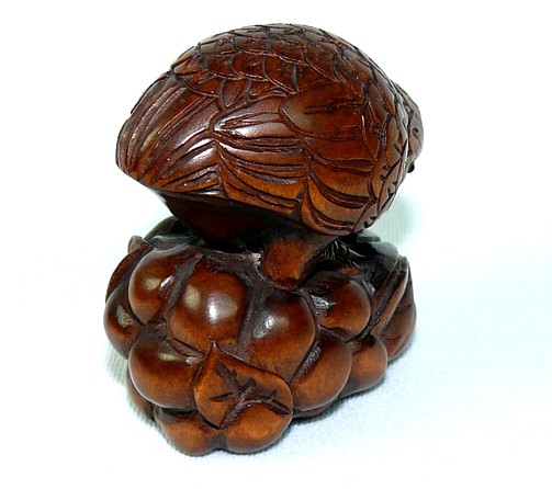 японская подписная нэцкэ из кипариса