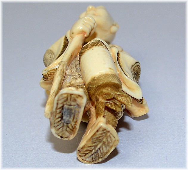 японская антикварная нэцка из слоновой кости Путник с посохом в руке