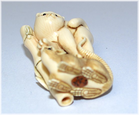 японская нэцкэ из слоновой кости Кот и Мышка