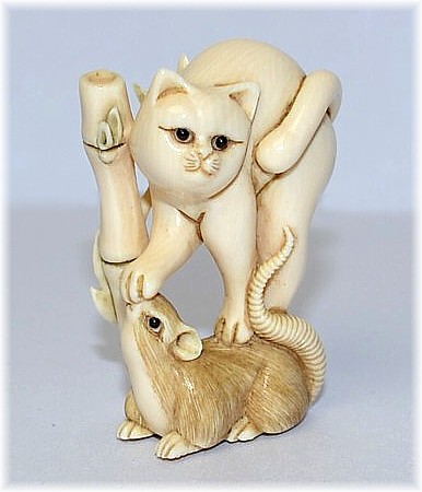 японская нэцкэ из слоновой кости Кот и Мышка