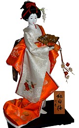 японская традиционная кукла Дама с веером и цветущей веткой в руках