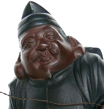 бронзовая японская статуэтка в виде одного из Семи Богов Счастья, деталь