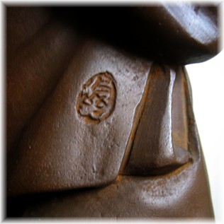 печать автора на бронзовой скульптуре Эбису