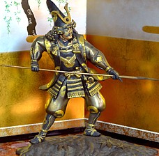 японская бронза: антикварная бронзовая фигура самурая с копьем, 1800-е гг.