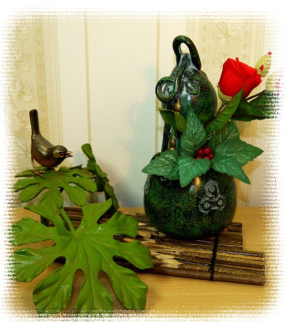 японская антикварная кабинетная бронза: композиция птичка на ветке и ваза в виде тыквы-горлянки
