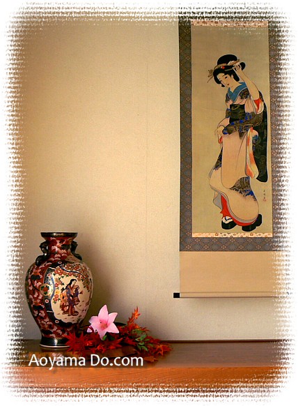 японский интерьер: напольная ваза и рисунок на свитке