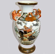 японскаяе антикварная фарфоровая ваза с изображением самураев