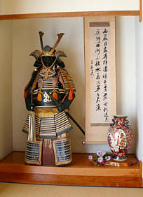 японский интерьер: доспехи самурая, ваза и каллиграфия