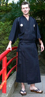 мужское кимоно из хлопка с вышивкой в виде самурайского герба