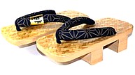 традиционная японская деревянная  обувь 