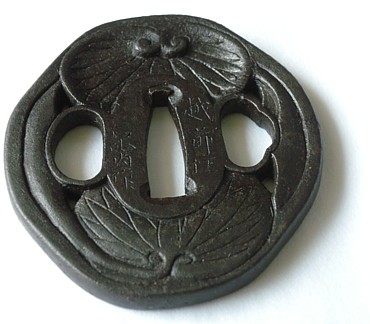 japanese antique tsuba signen by Etzen-ju Kinai-saku, Edo period