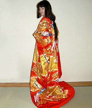  кимоно невесты с золотой вышивкой. Интернет-магазим Аояма-До