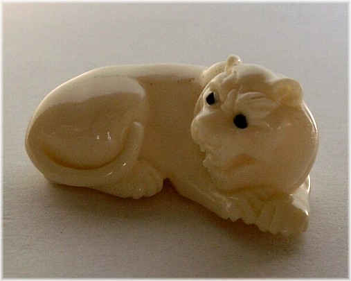 японская нэцкэ из моржового клыка ТИГР лежащий