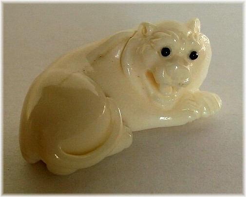 японская нэцкэ из моржового клыка ТИГР лежащий