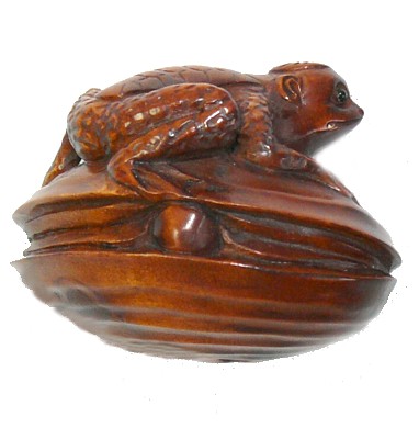 Каппа на ракушке-жемчужнице, японская нэцкэ из кипариса