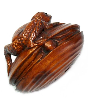 Каппа на ракушке-жемчужнице, японская нэцкэ из кипариса