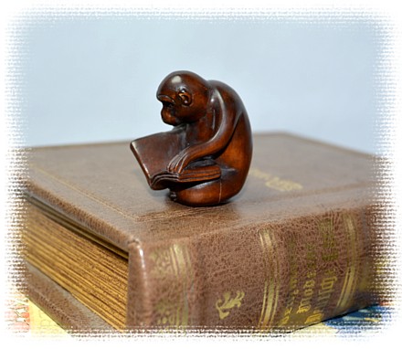 японская нэцка из кипариса ОБЕЗЬЯНКА, СИДЯЩАЯ С КНИГОЙ