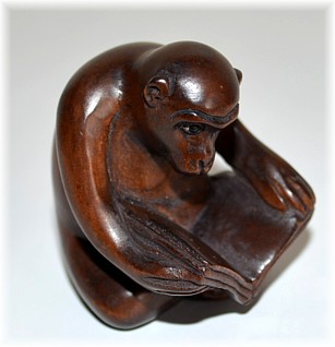 Обезьяна с книгой, японская нэцкэ из кипариса