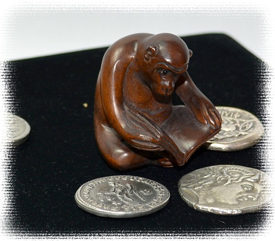 японская нэцка из кипариса Обязьяа с книгой