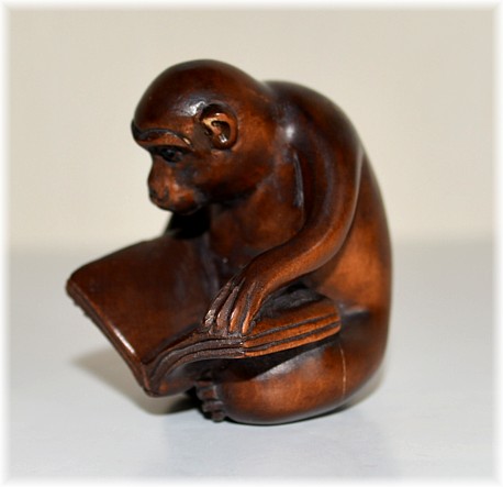 Обезьяна с книгой, японская нэцкэ из кипариса