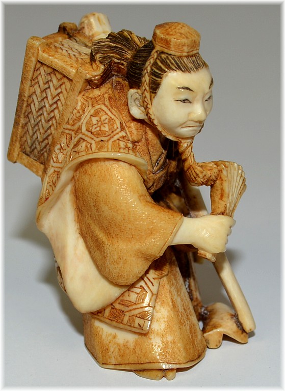 японская антикварная подписная нэцка из слоновой кости