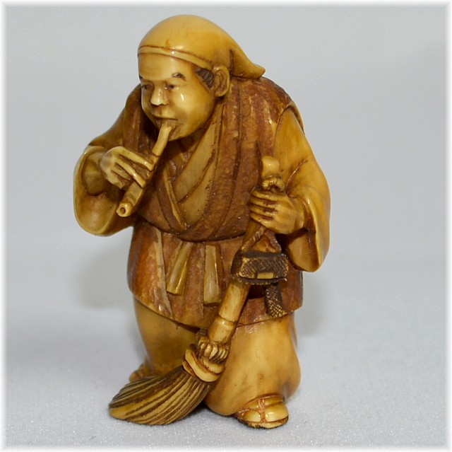 мужчина с метлой и курительной трубкой, старинная нэцкэ из слоновой кости