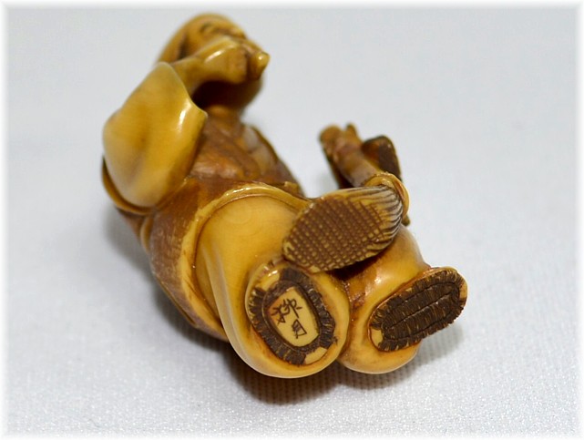 антикварная нэцкэ из кости Мужчина с метлой, 1830-е гг.