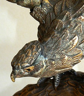 японская бронзовая композиция Сокол на ветке дуба, 1900-е гг, деталь