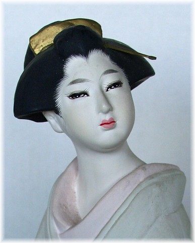 японская статуэтка мастерских Хаката Девушка с зонтиком, 1930-е гг.